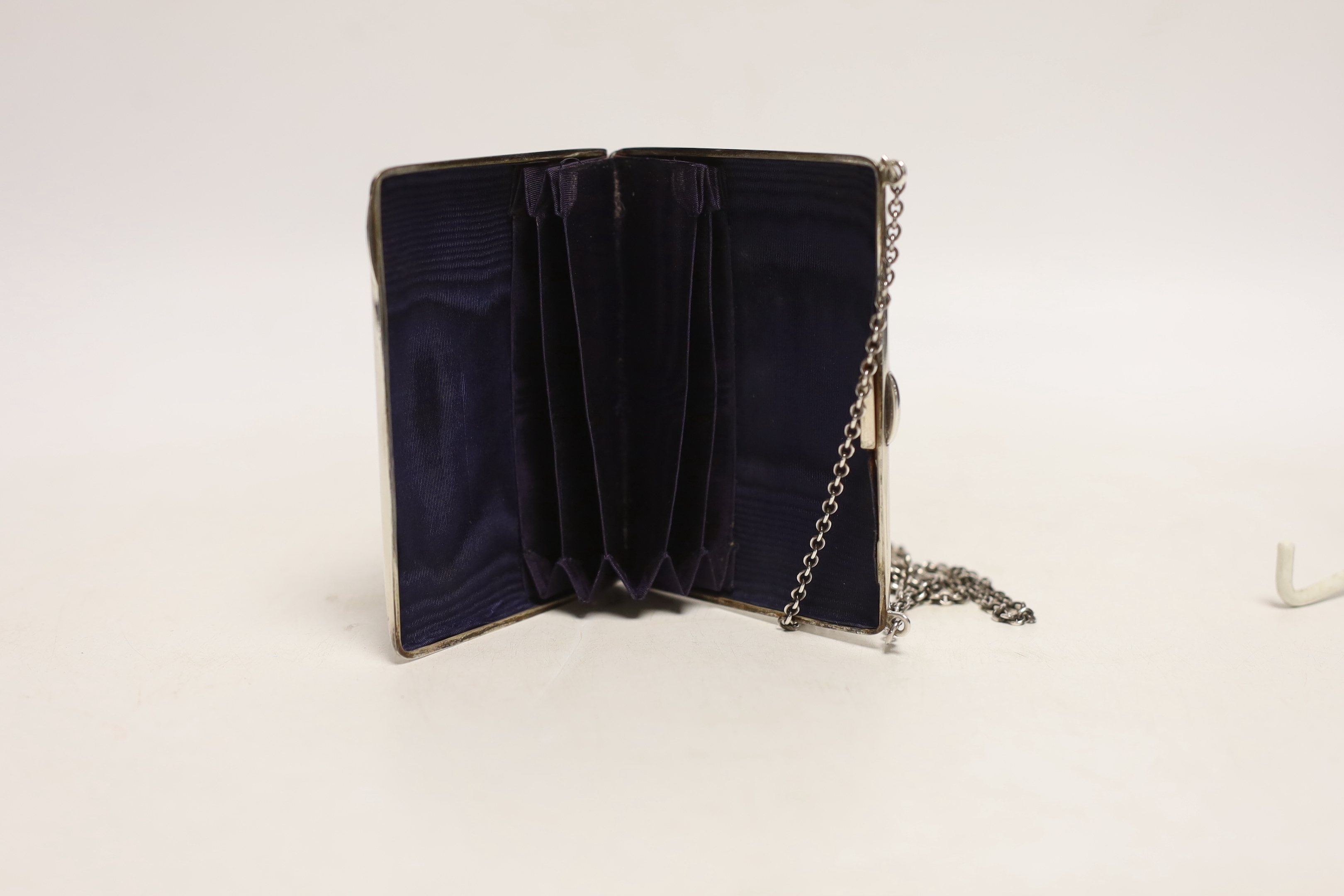 An Edwardian silver mounted card purse, with suspension chain, George Unite, London?, 1907, 10cm.